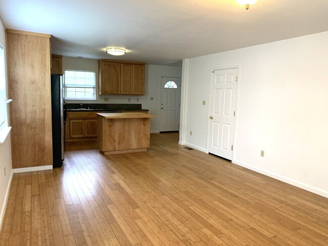 Building Photo - Spacious townhome within walking distance ...
