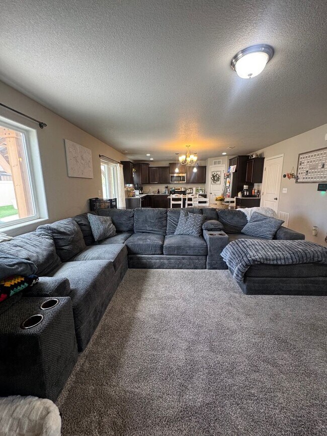 Building Photo - 3 Bed 2.5 Bath Home in Fountain Available in June