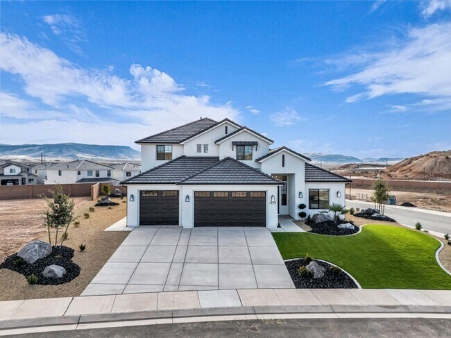 Building Photo - Stunning 6 Bedroom Home in St. George!