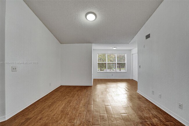 Building Photo - 417 Vista Isles Dr