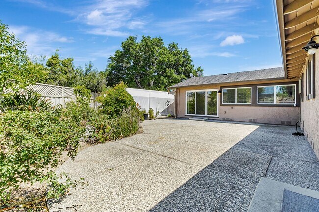 Building Photo - Saratoga Gem - 4BR Home Open Floor Plan & ...