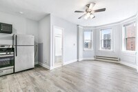 Building Photo - 5860 N Kenmore Ave