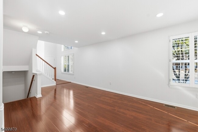 Building Photo - 402 Dalton Ct