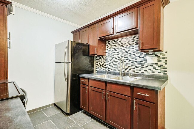 Building Photo - Spacious 2BR/1BA in Pembroke Gardens!