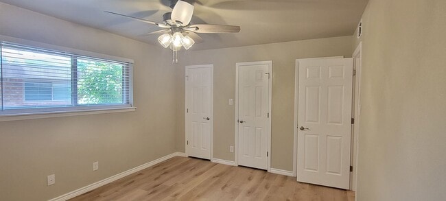 Building Photo - UPDATED COLONIAL PARK CONDO