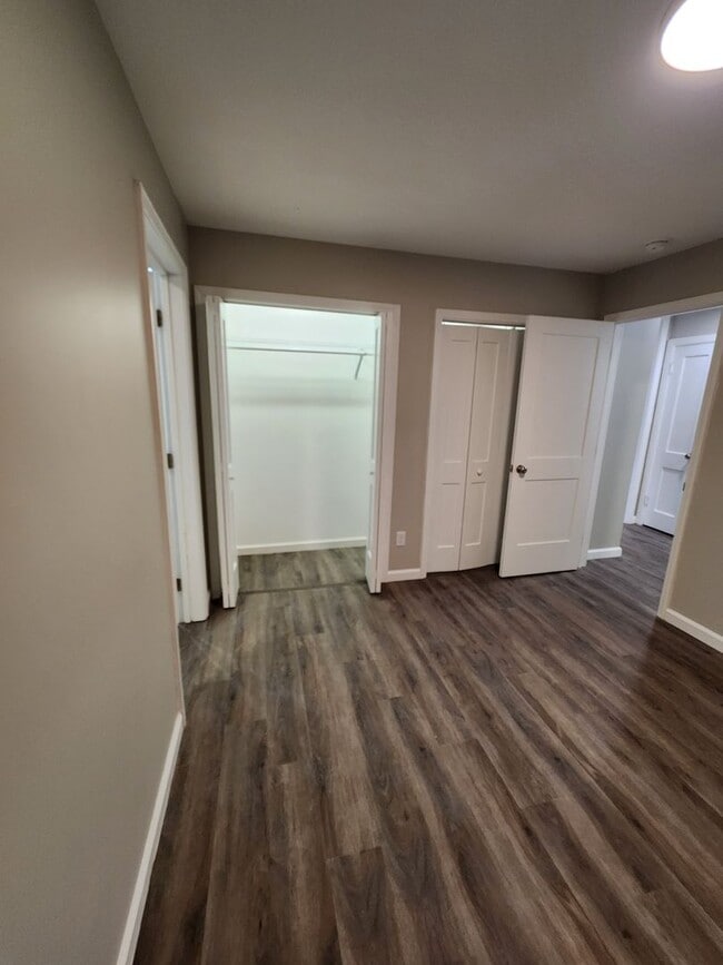 Building Photo - Beautiful 4 bedroom 2 bathroom home with g...