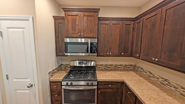 Building Photo - 4 bedroom 2.5 bathroom home