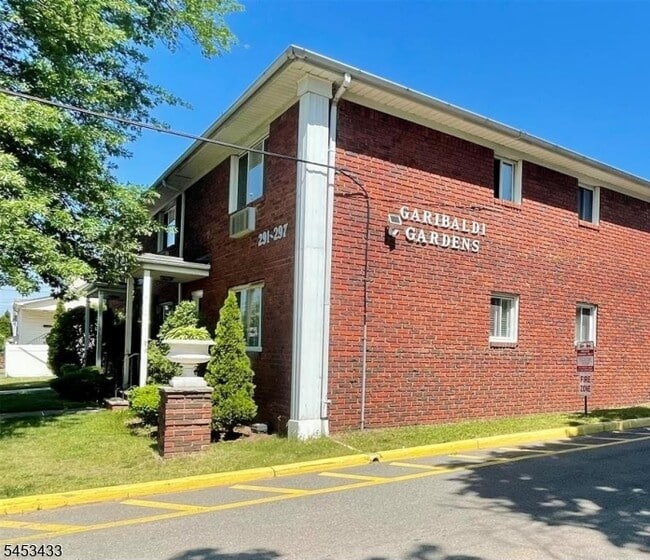 Building Photo - 291 Garibaldi Ave