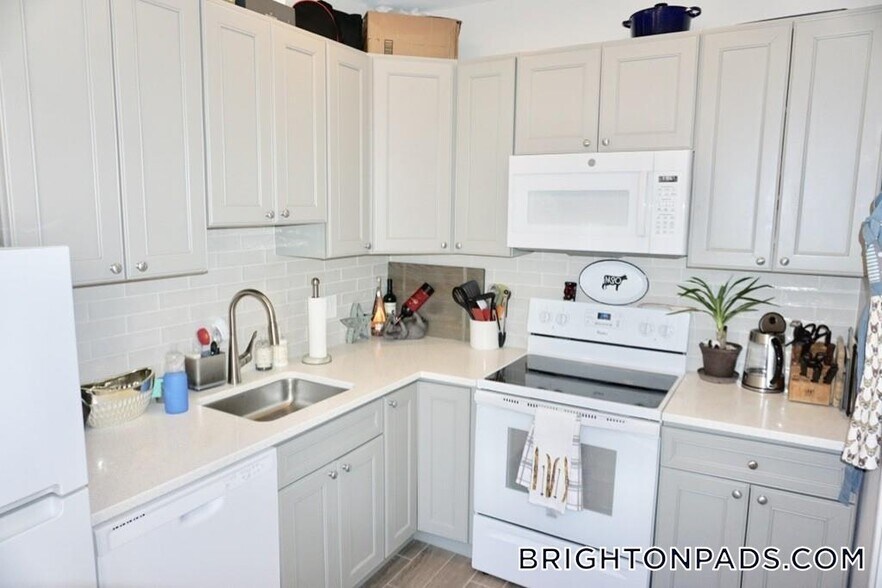 Building Photo - 370 Chestnut Hill Ave