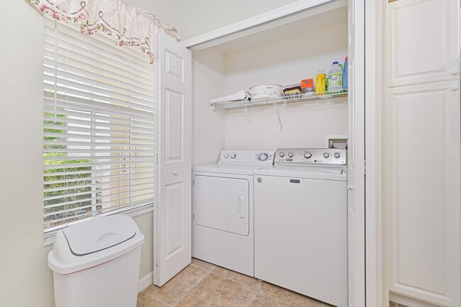 Building Photo - ***FULLY FURNISHED - 2/2 condo with LAKE V...