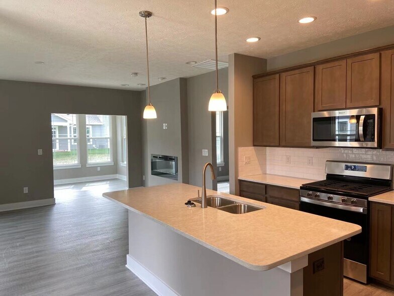 Building Photo - 8315 Glacier Ridge Dr