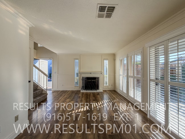 Building Photo - Lovely Upgraded Roseville 3 Bed Townhome