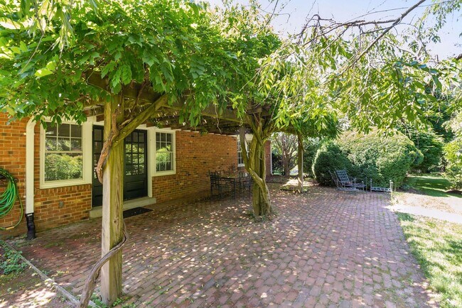Building Photo - 3 Bed 3 Bath - Potomac Falls Rambler - 2 Car Garage