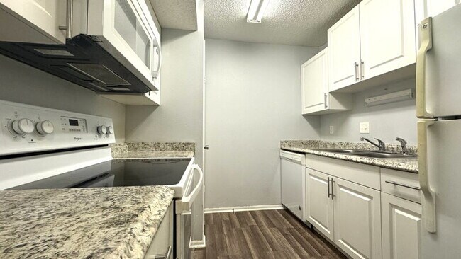 Building Photo - 1600 Big Tree Rd