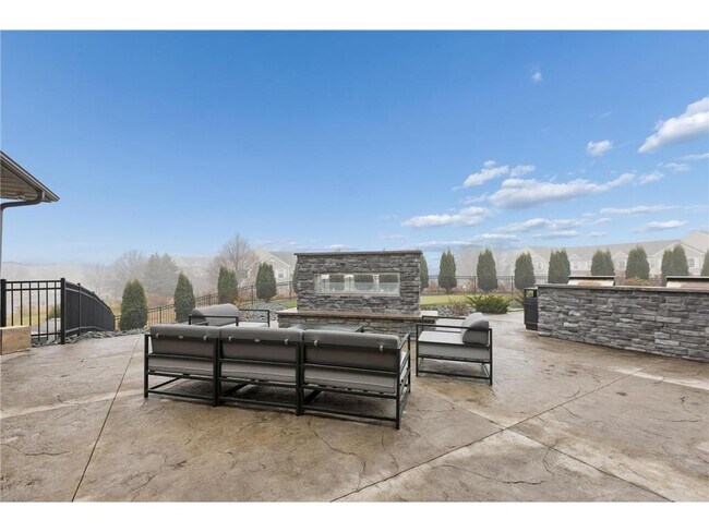 Building Photo - 8689 Deerwood Ln N