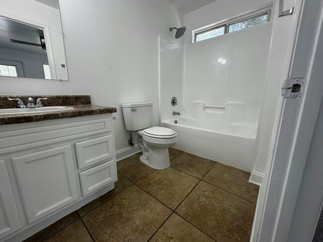 Building Photo - 102 White Dr