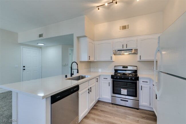 Building Photo - 3400 Cabana Dr
