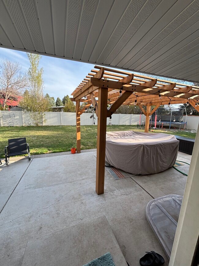 Building Photo - 913 Buena Dr
