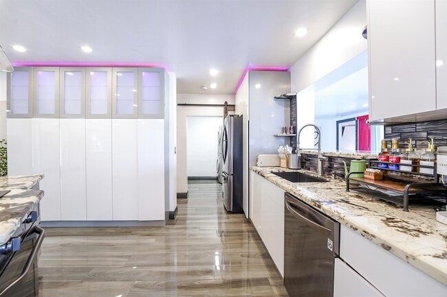 Building Photo - 2531 NE 47th St