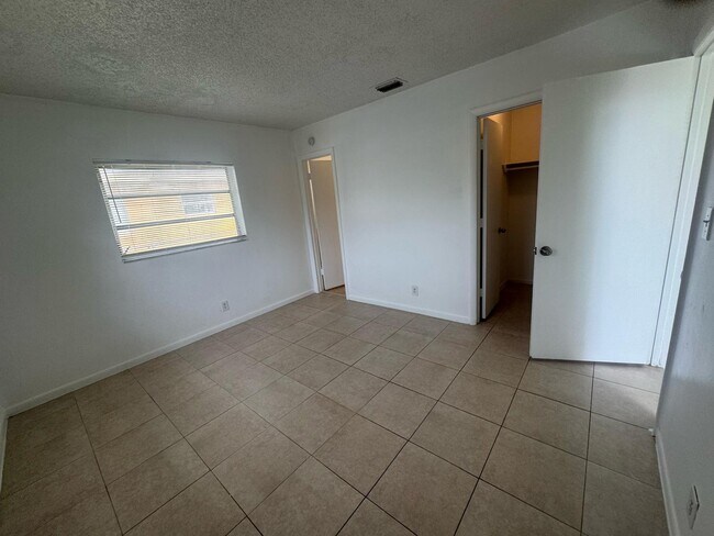 Building Photo - 1480 NW 19th Ct