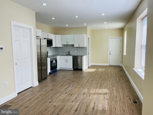 Building Photo - 633 S 57th St