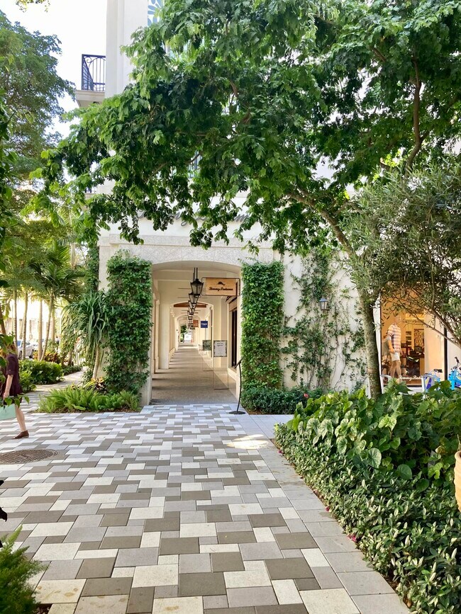 Building Photo - 630 S Sapodilla Ave