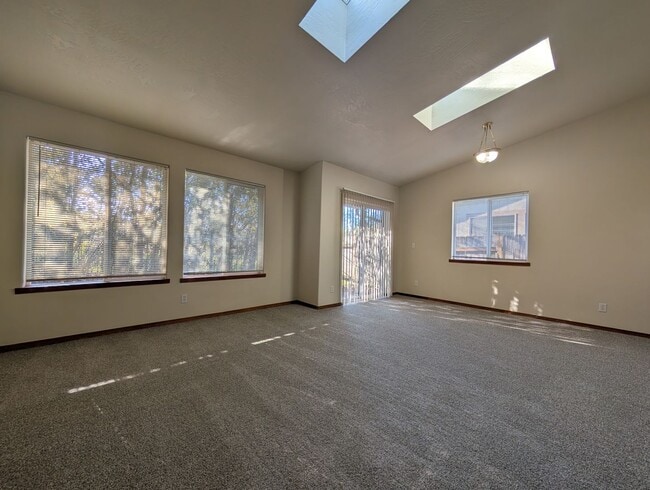 Building Photo - Spacious 2-Bedroom, 2-Bath Duplex In The River Rd Area!