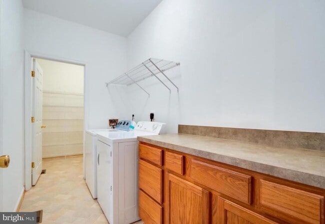 Building Photo - 8464 Hessian Hill Ct