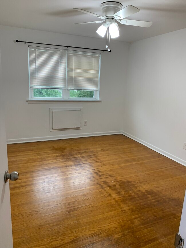 Building Photo - 5489 Vicaris St