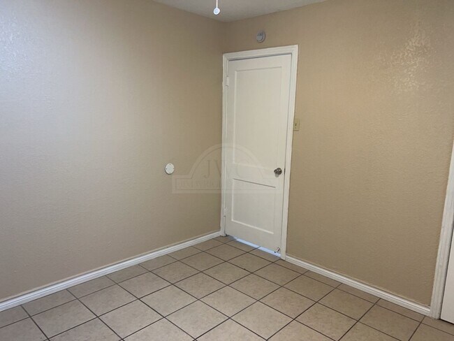 Building Photo - 1802 Poage Ave