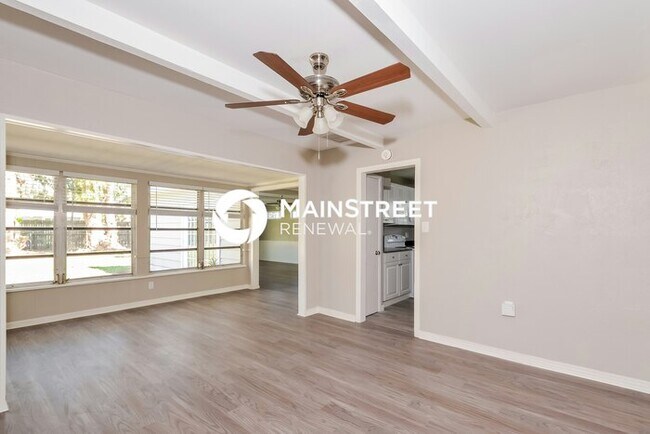 Building Photo - 3 Bedroom Pet-Friendly Home in Sarasota, FL with Main Street Renewal