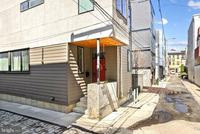 Building Photo - 842 N Leithgow St