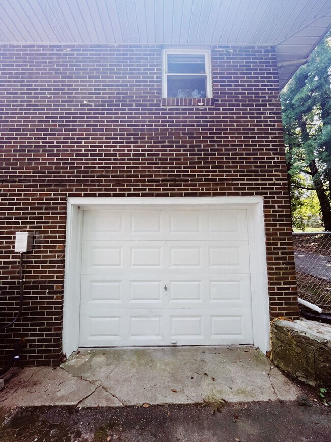 Building Photo - 862 Clematis Dr