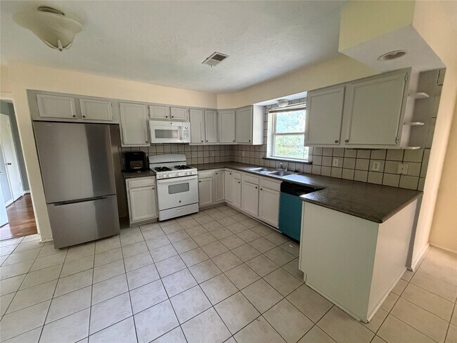 Building Photo - 5223 Sanford Rd