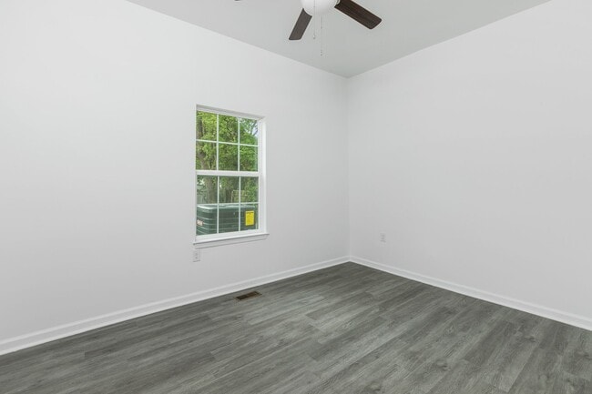 Building Photo - newly renovated property