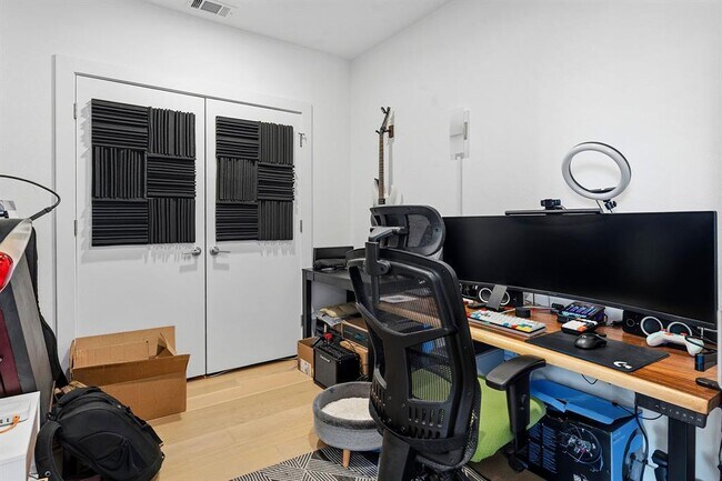 Building Photo - 900 S 1st St