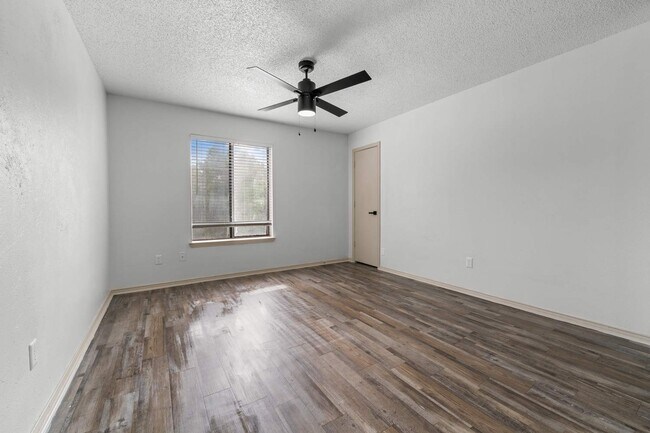 Building Photo - Little Creek Apartments – Your Ideal Home in Cedar Hill, TX!