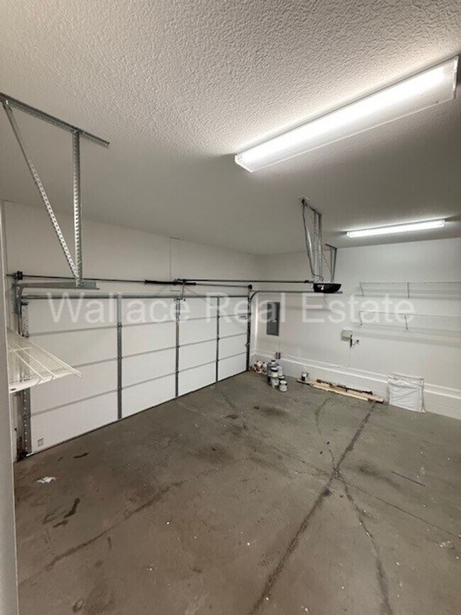 Building Photo - LOCATED IN HALLS:  BEAUTIFUL 2 STORY HOME WITH 3 BEDROOMS AND 2.5 BATHS