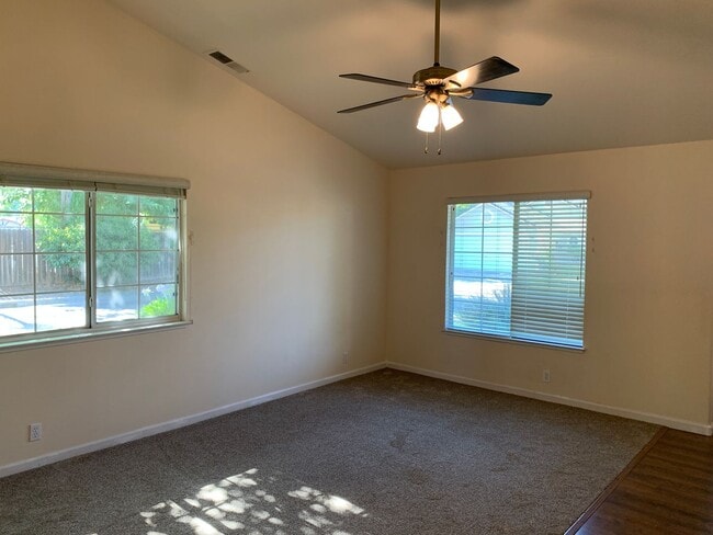 Building Photo - Updated 3 bedroom 2 bathroom close to Meriam Park!