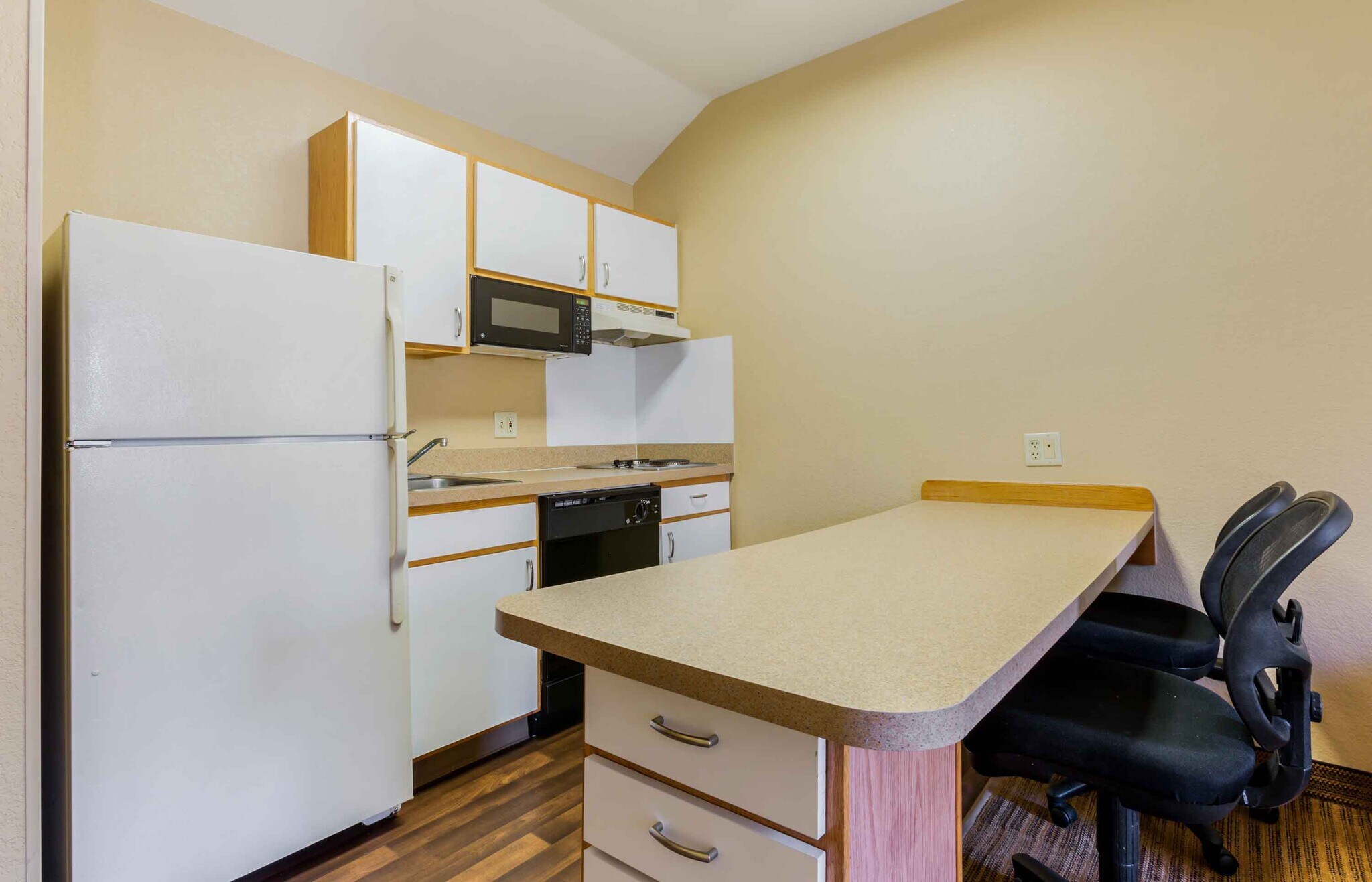 Building Photo - Furnished Studio-Phoenix - Airport - Tempe