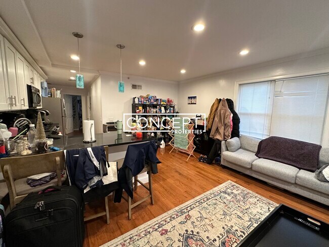 Building Photo - 108 Maverick St