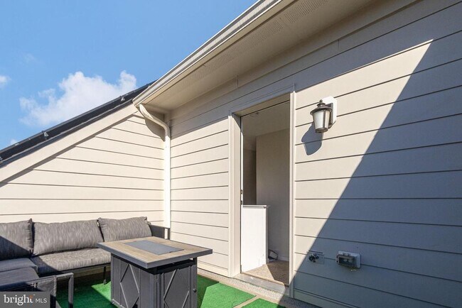 Building Photo - 935 Sycamore Dr SE