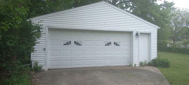 Building Photo - 4 BEDROOM HOME IN MILLCREEK