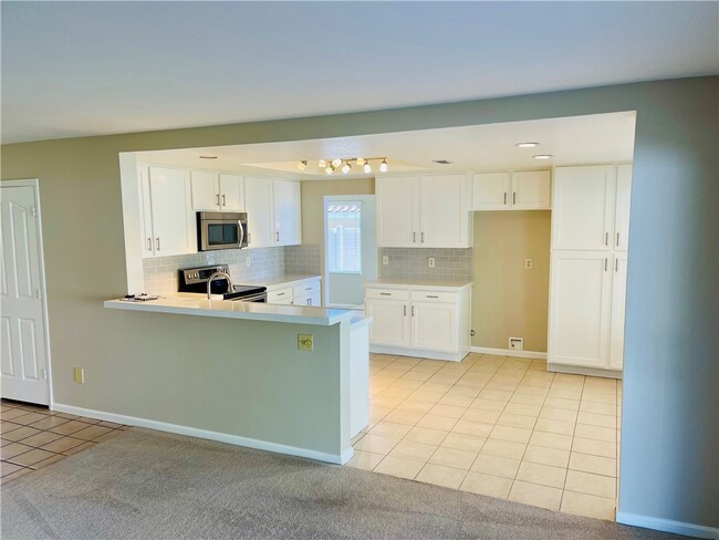 Building Photo - 25472 Day Lily Dr