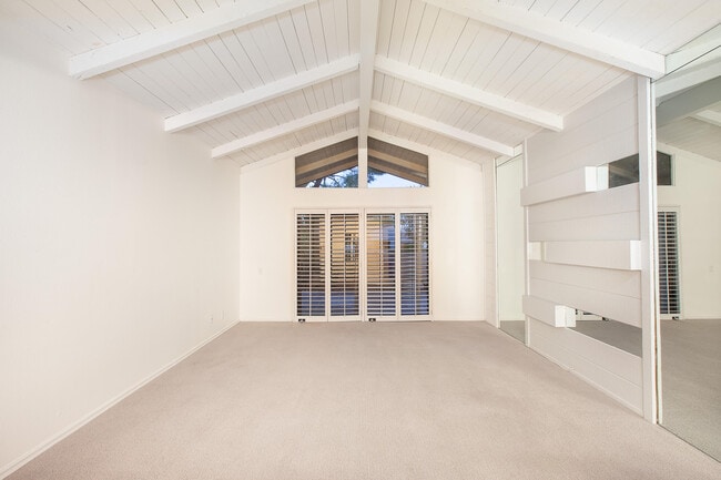 Building Photo - 451 E Vía Carisma