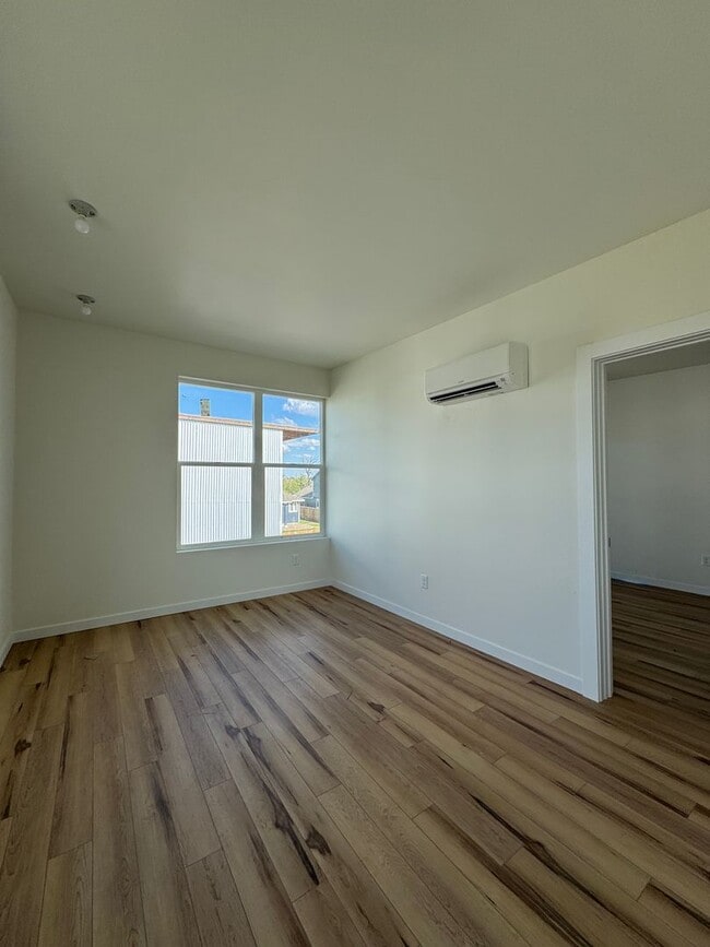 Building Photo - Bright 3BR/3BA with Soaring Ceilings & Lar...