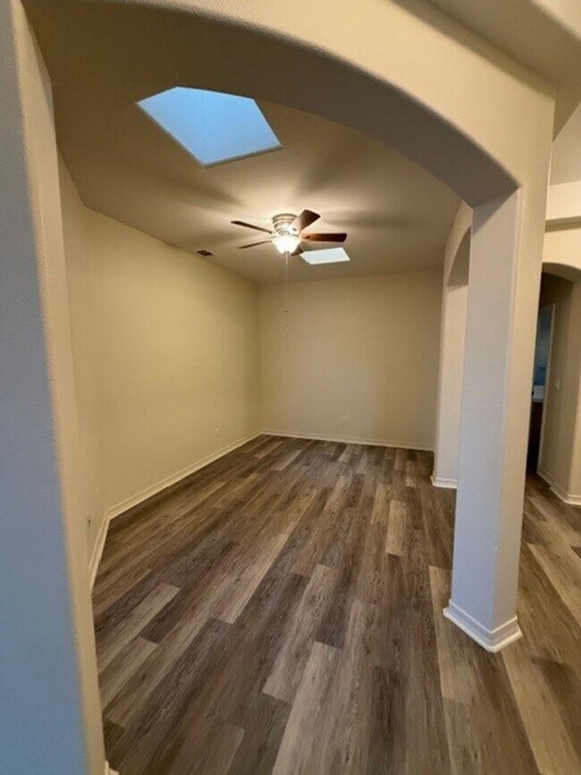 Building Photo - Beautiful Bradley Square Single Story Home With Easy Access to Shopping/101 Frwy