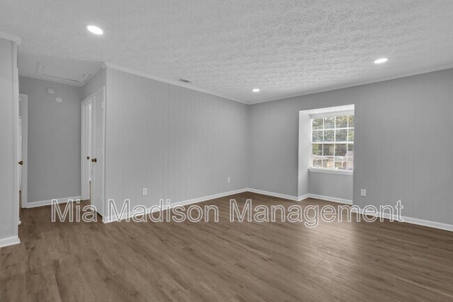 Building Photo - 111 E Mell St