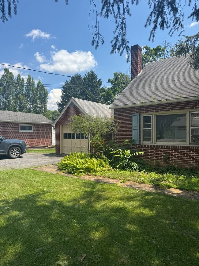 Building Photo - 218 Pine Tree Ave
