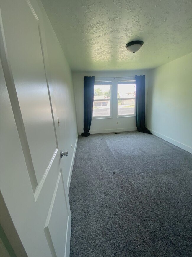 Building Photo - Candy-Coated Deal – 3 Weeks Free on 4 Bed,...